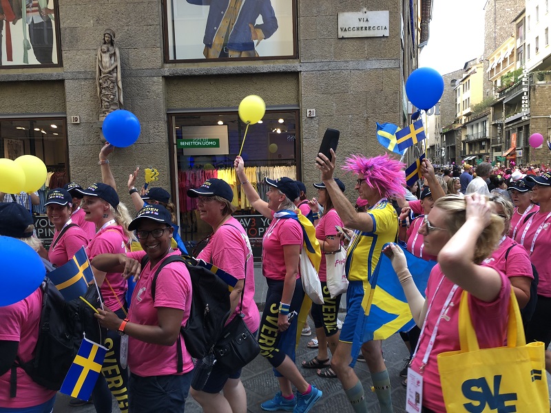 Pink Dragon Ladies Team Sweden Parade1
